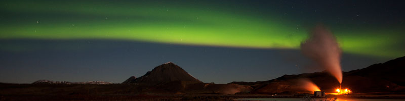 Bjarnafalg og Gufustöðin böðuð í norðurljósum